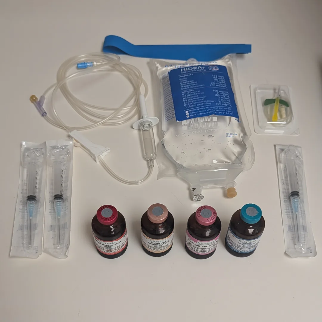 Contenido del Combo Hidra+: bolsa de suero, viales, jeringas y equipo de venoclisis