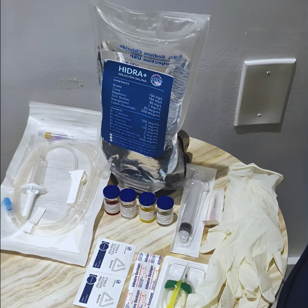 Bolsa de suero Hidra+ junto a los viales y el material del combo